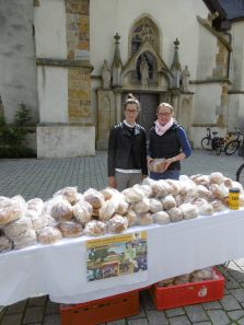 Theresa und Franziska verkaufen für uns Bio Brote